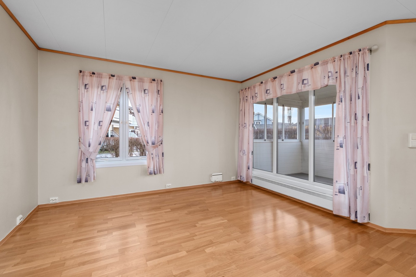 Her har du god plass til å innrede stuen med en stor sofa. Galleribilde