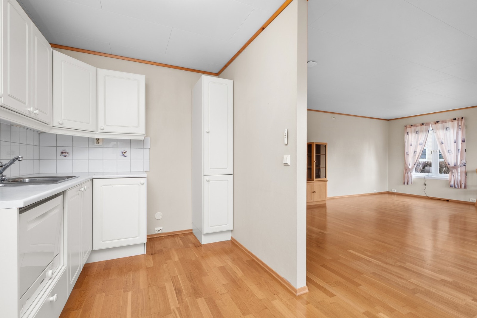 Det er rom for å innrede kjøkkenet med et frittstående kjøleskap. Galleribilde