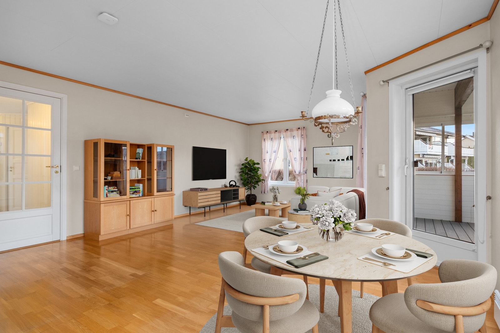 Leiligheten har en god planløsning som gjør det mulig å innrede rommet med naturlige sittesoner. Galleribilde