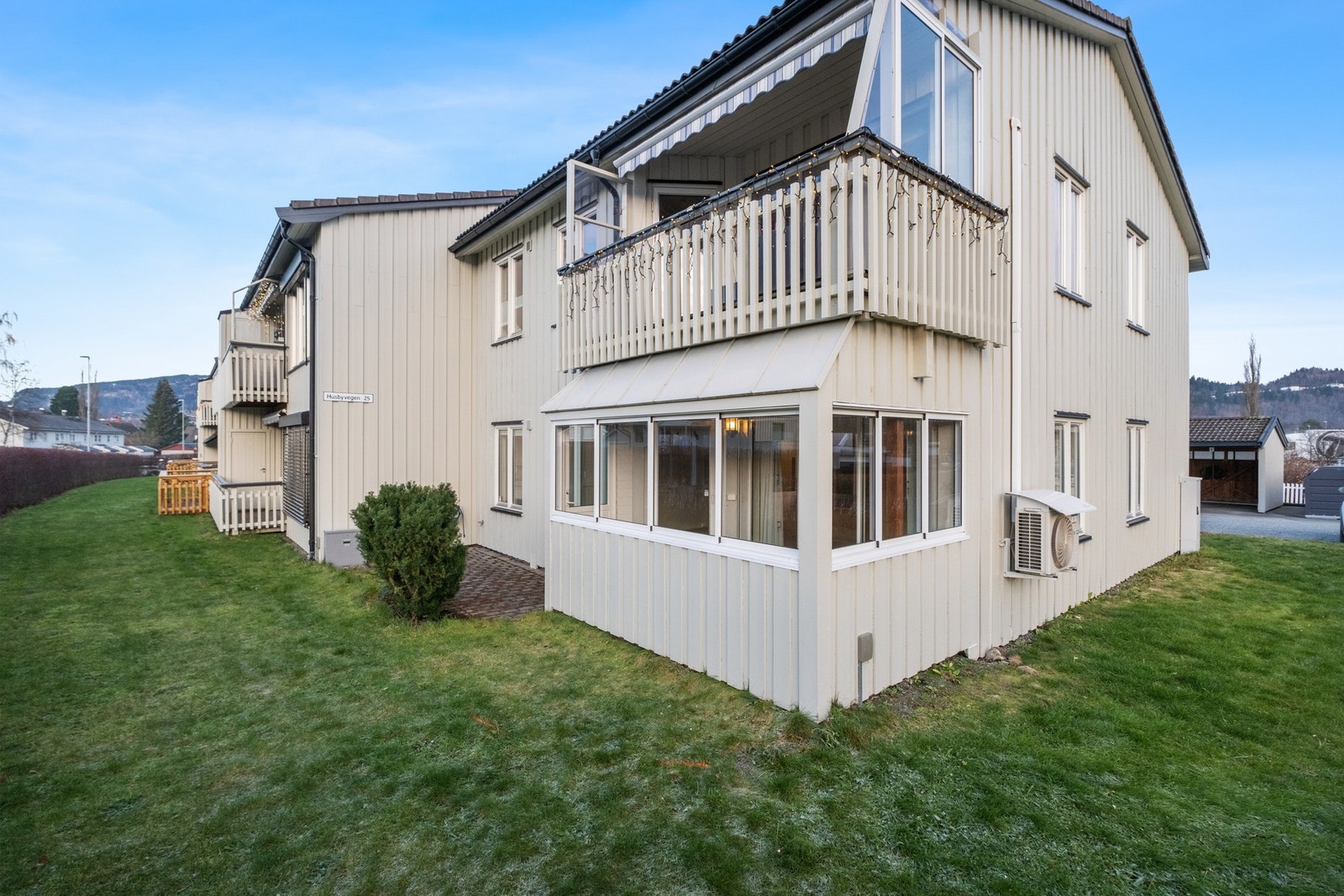 En praktisk hjørneleilighet i byggets første etasje. Galleribilde