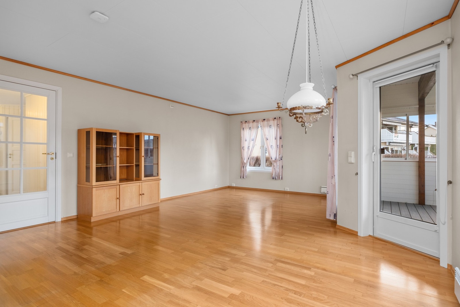 Fra stuen har du utgang til terrasse. Galleribilde