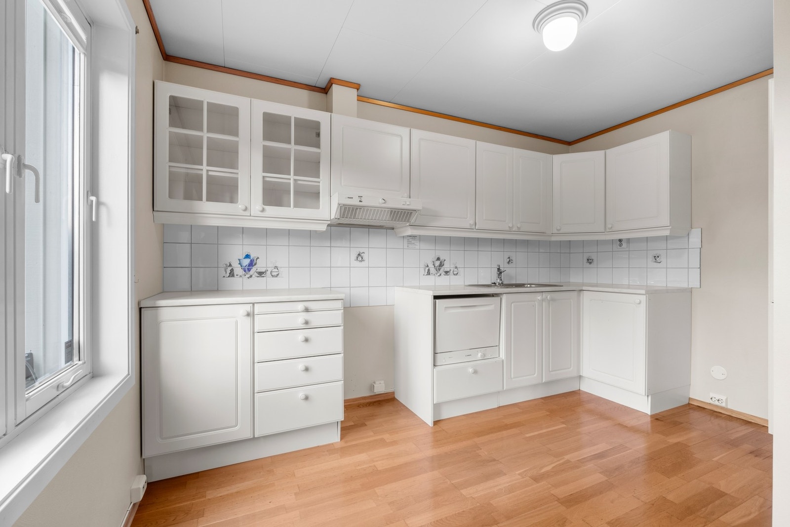 Kjøkkenet er innredet med mekanisk avtrekksvifte over stekesonen og opplegg for oppvaskmaskin. Galleribilde