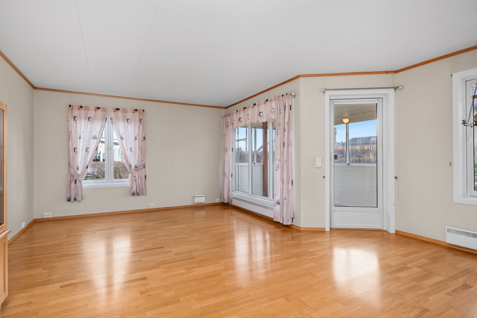 Stuen har flere store vindusoverflater som gir rommet rikelig med naturlig lysinnslipp. Galleribilde