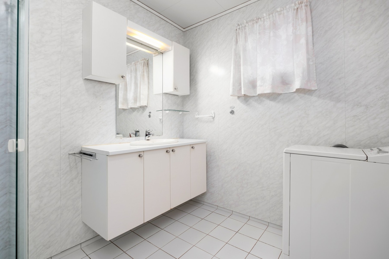 Det er rom for å innrede badet med vaskemaskin. Galleribilde