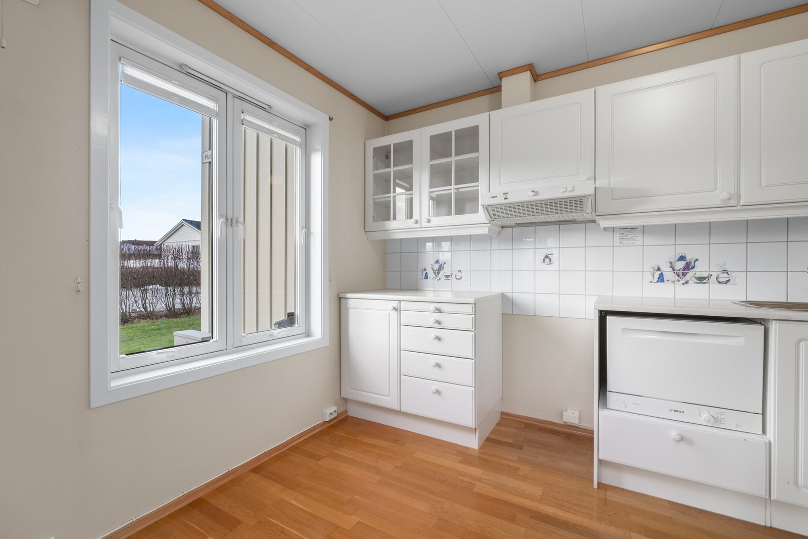 Du har rikelig med oppbevaringsplass i kjøkkenets mange skuffer og skap. Galleribilde