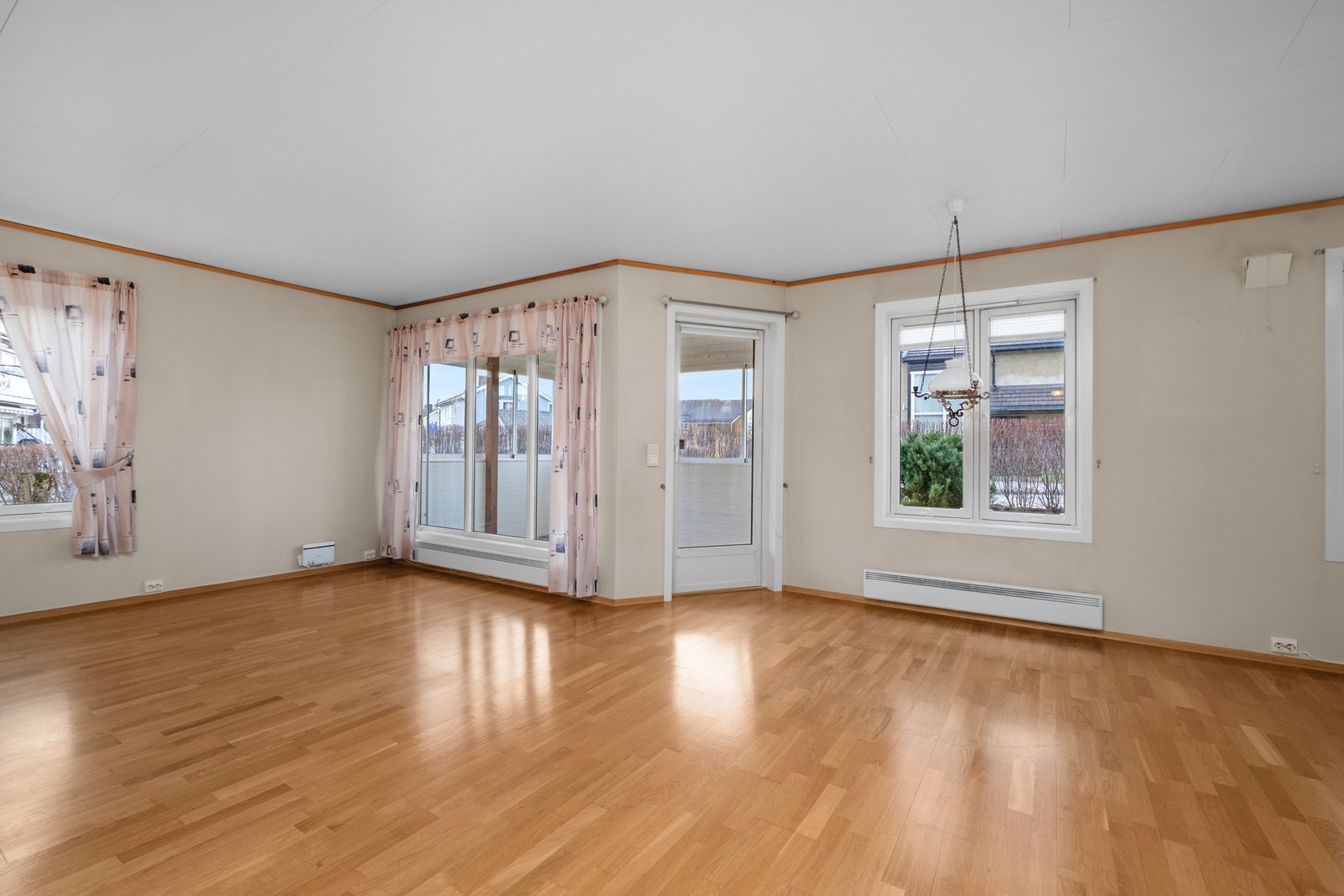 Det er en naturlig overgang fra stue til kjøkken. Galleribilde