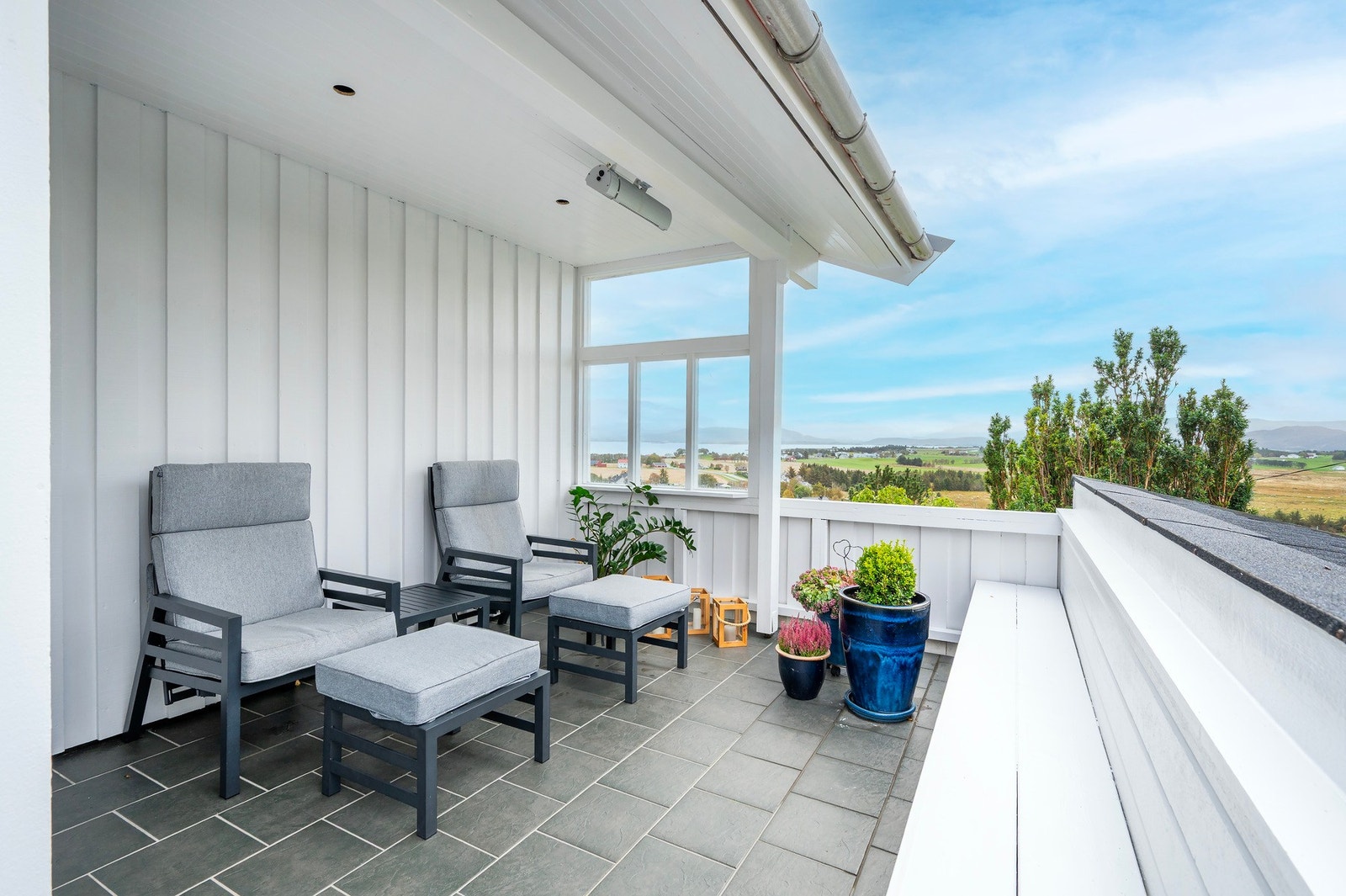 Delvis overbygd og helt usjenert terrasse. Galleribilde