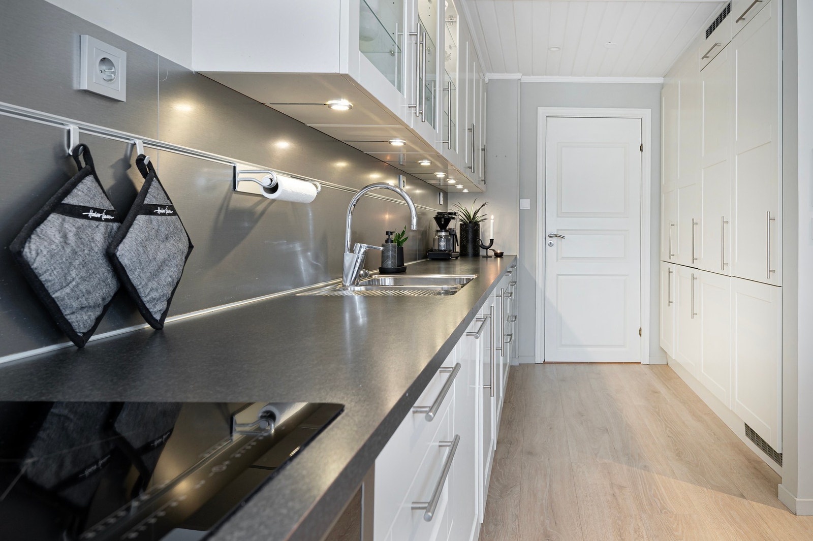 Innholdsrikt og moderne kjøkken med mye skap - og benkeplass Galleribilde