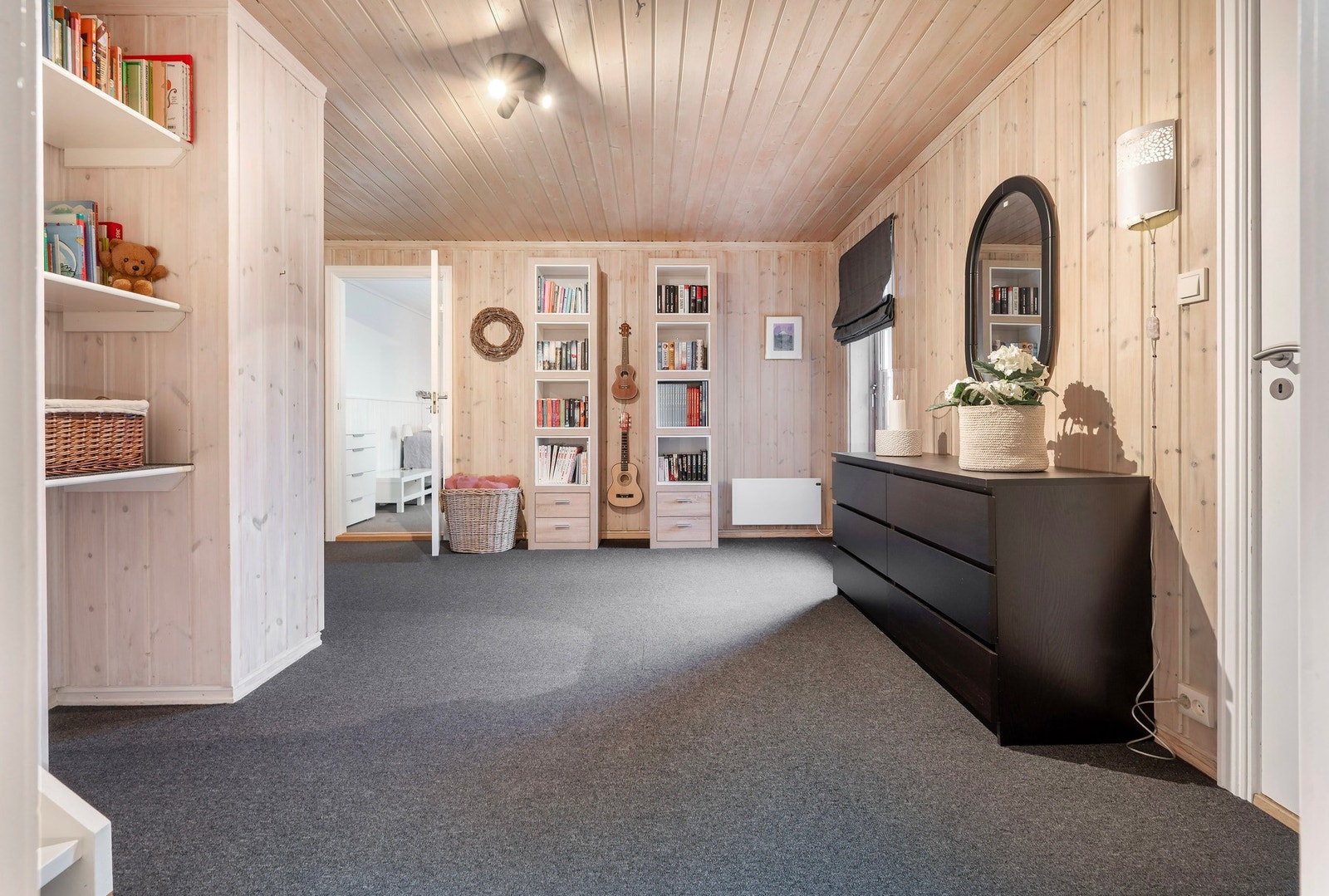 Stor gang/ oppholdsrom i kjelleretasjen Galleribilde