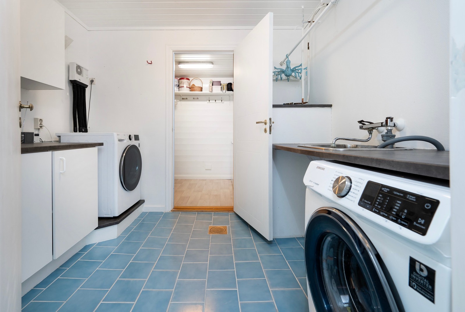 Stort vaskerom med bod i bakkant. Galleribilde