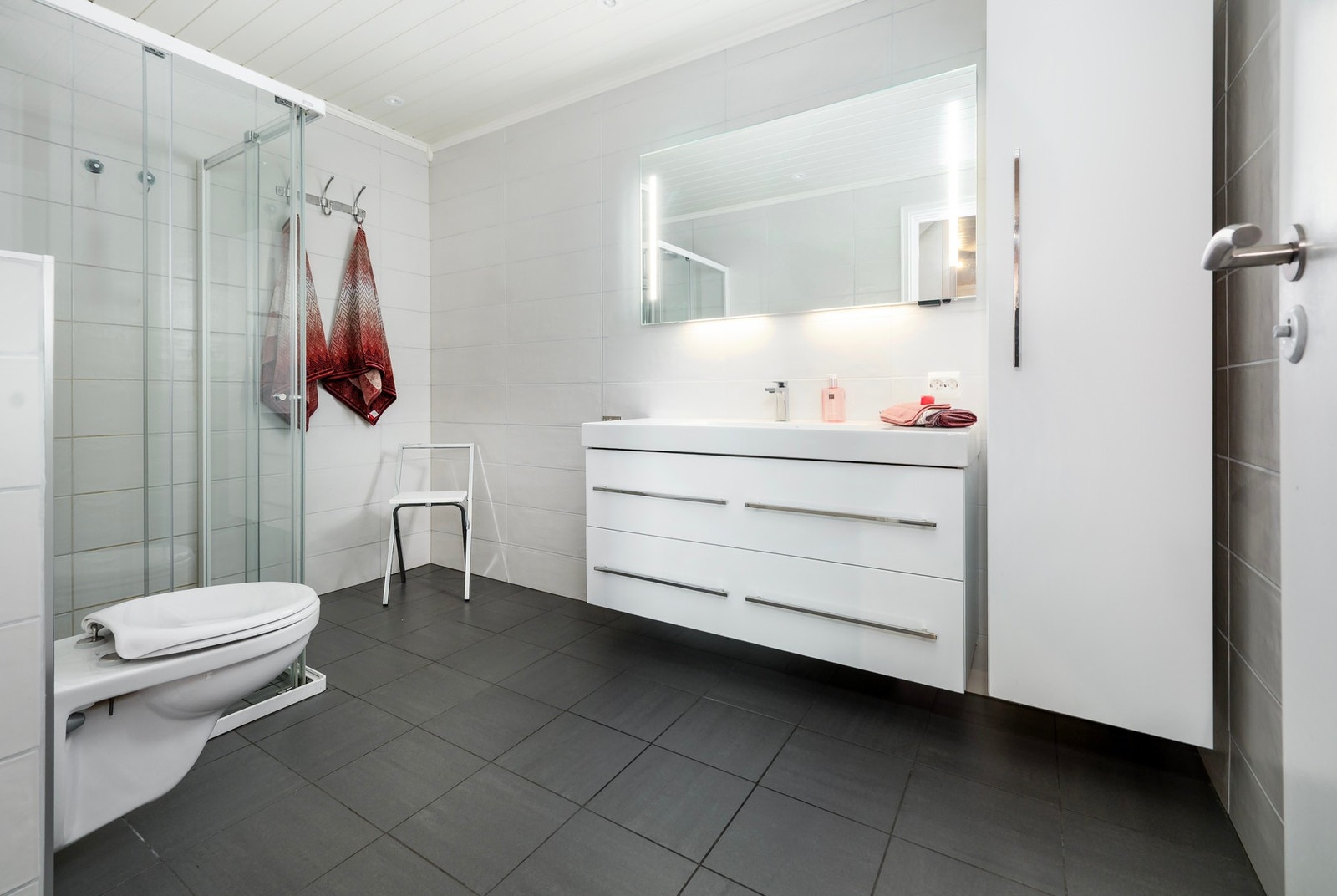 Moderne og stort bad i kjelleretasjen. Galleribilde