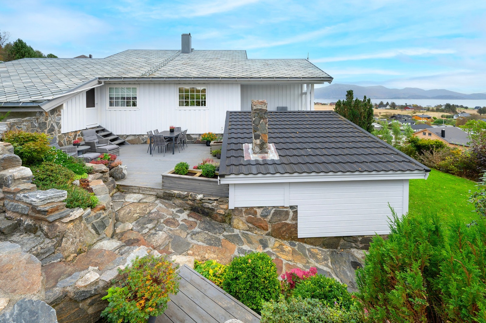 Flere flotte uteplasser og en svært pent opparbeidet tomt. Galleribilde