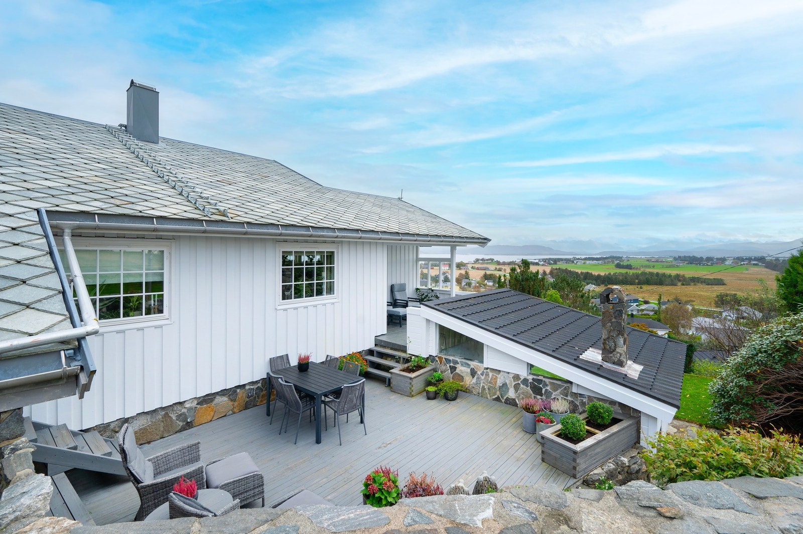 Flere flotte uteplasser og en svært pent opparbeidet tomt. Galleribilde