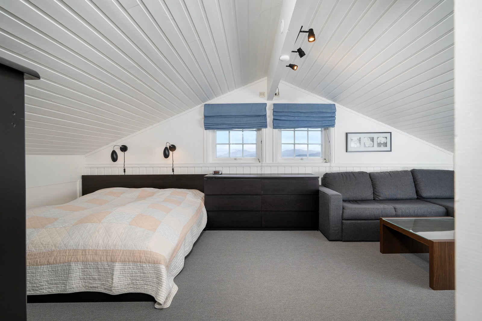 Stort rom på loftet som i dag er brukt til soverom og stue. Galleribilde