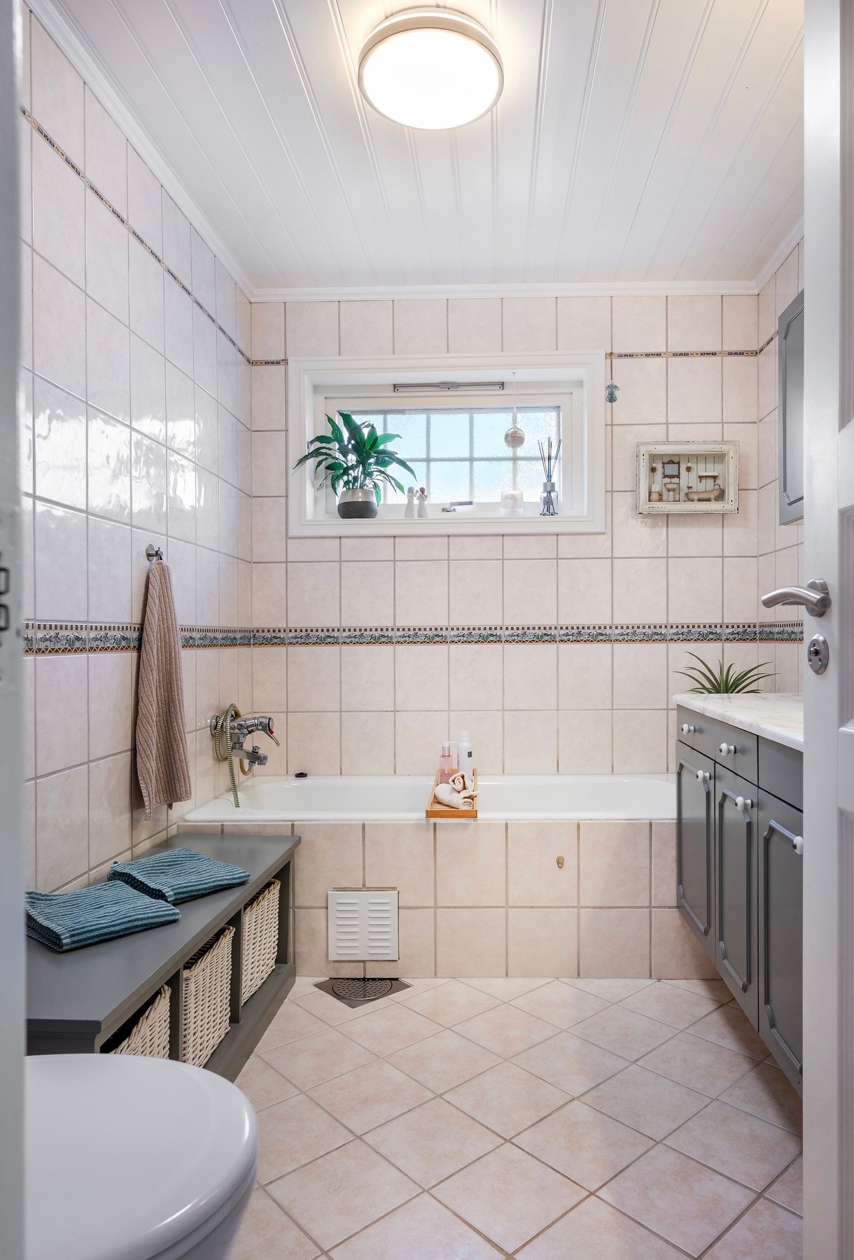 Stort og flislagt bad i hovedetasjen. Galleribilde