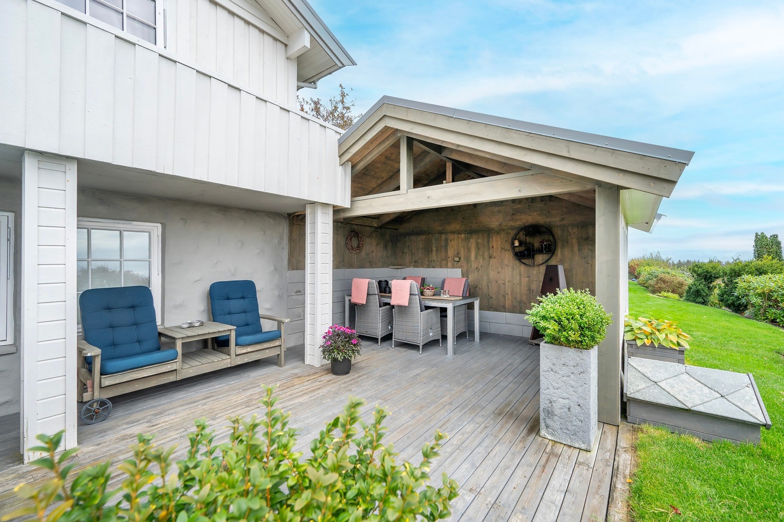 Stor terrasse i front som er delvis overbygd. Galleribilde