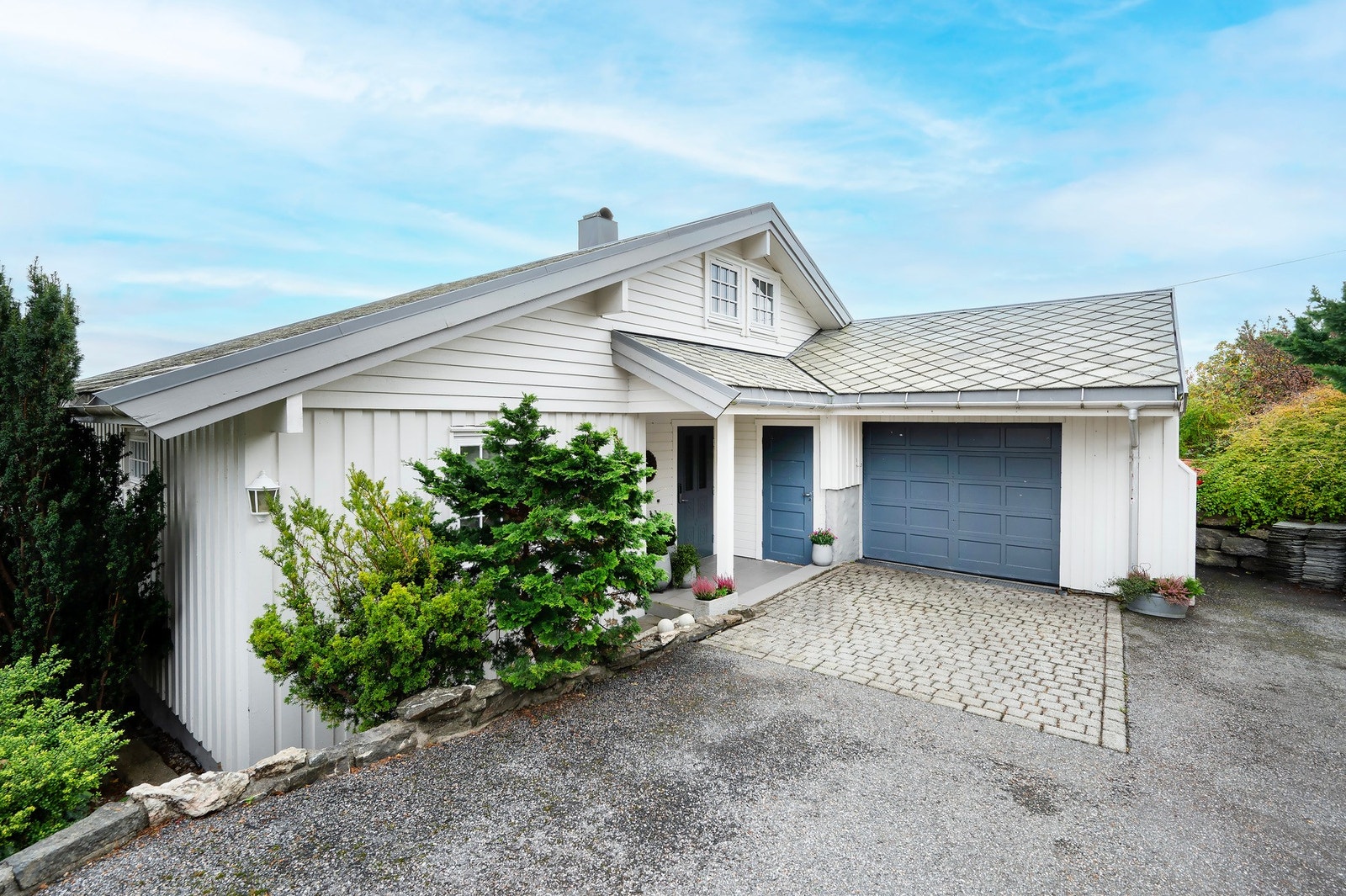 Garasje med elbil - lader. Galleribilde