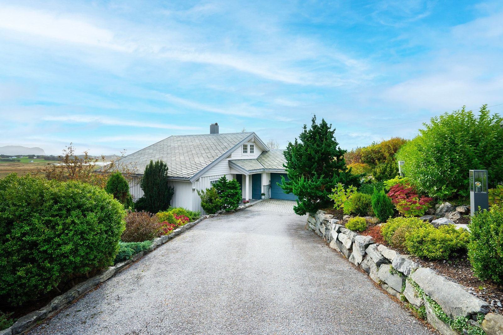 Innkjørsel til boligen og garasjen. Galleribilde