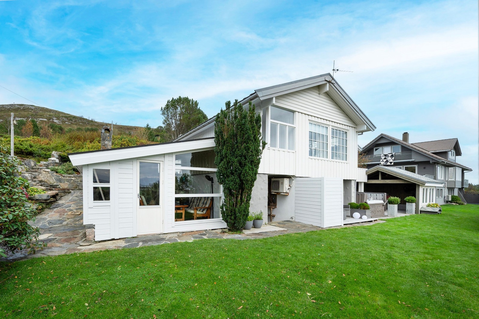 Boligen ligger som siste hus i endegate uten trafikk. Galleribilde