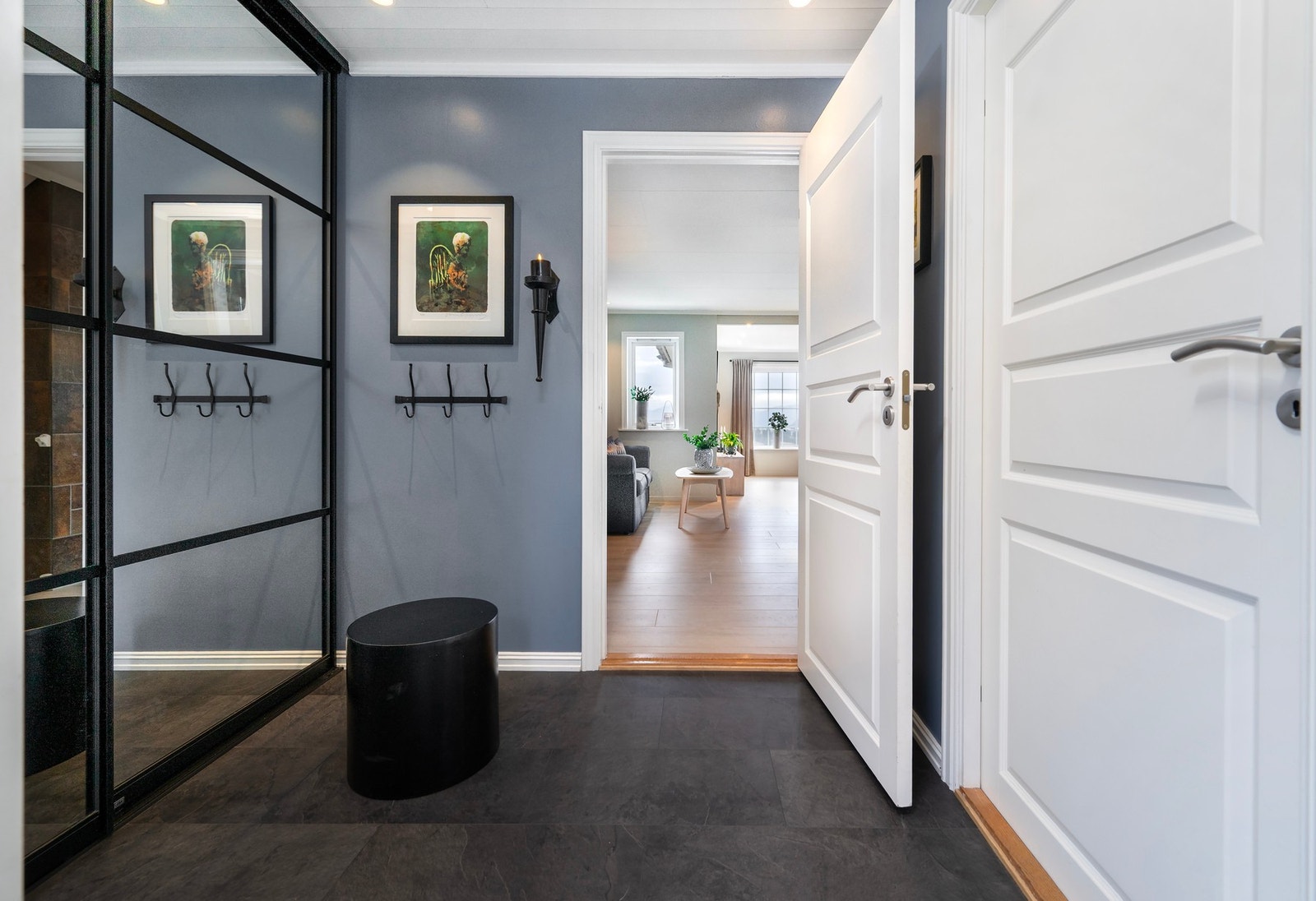 Entre med skyvedørsgarderobe. Galleribilde