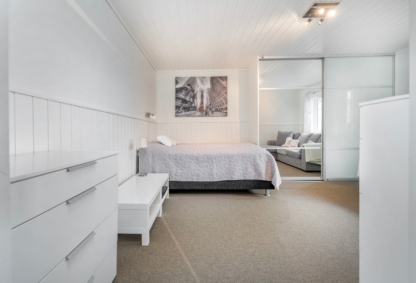 Stort rom i kjelleretasjen som er brukt som soverom. Galleribilde