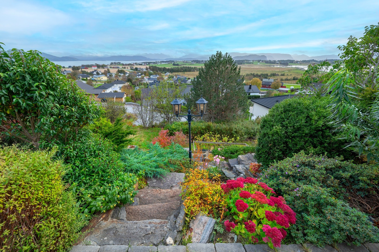 Flott opparbeidet tomt med nydelig utsikt. Galleribilde