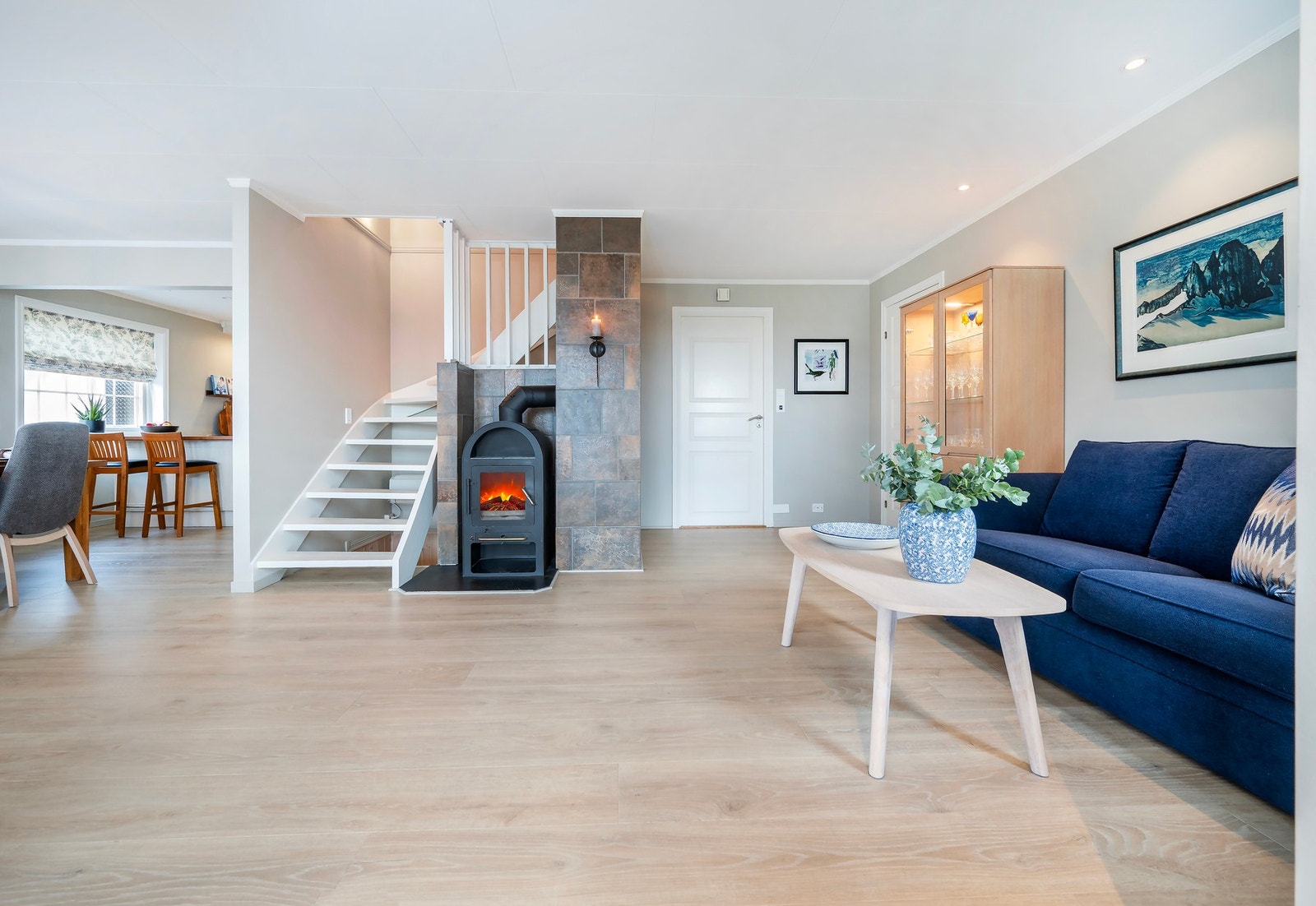 Peis på stuen som varmer godt på kalde vinterdager. Galleribilde