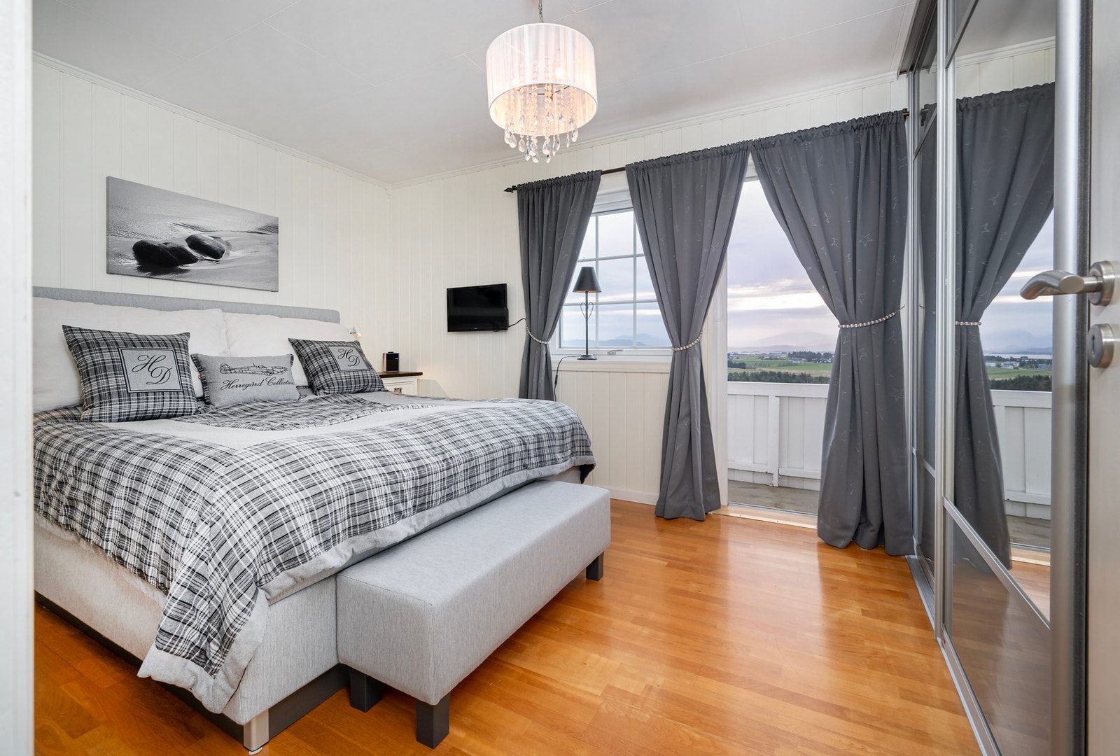 Hovedsoverom med skyvedørsgarderobe og utgang til en luftebalkong. Galleribilde