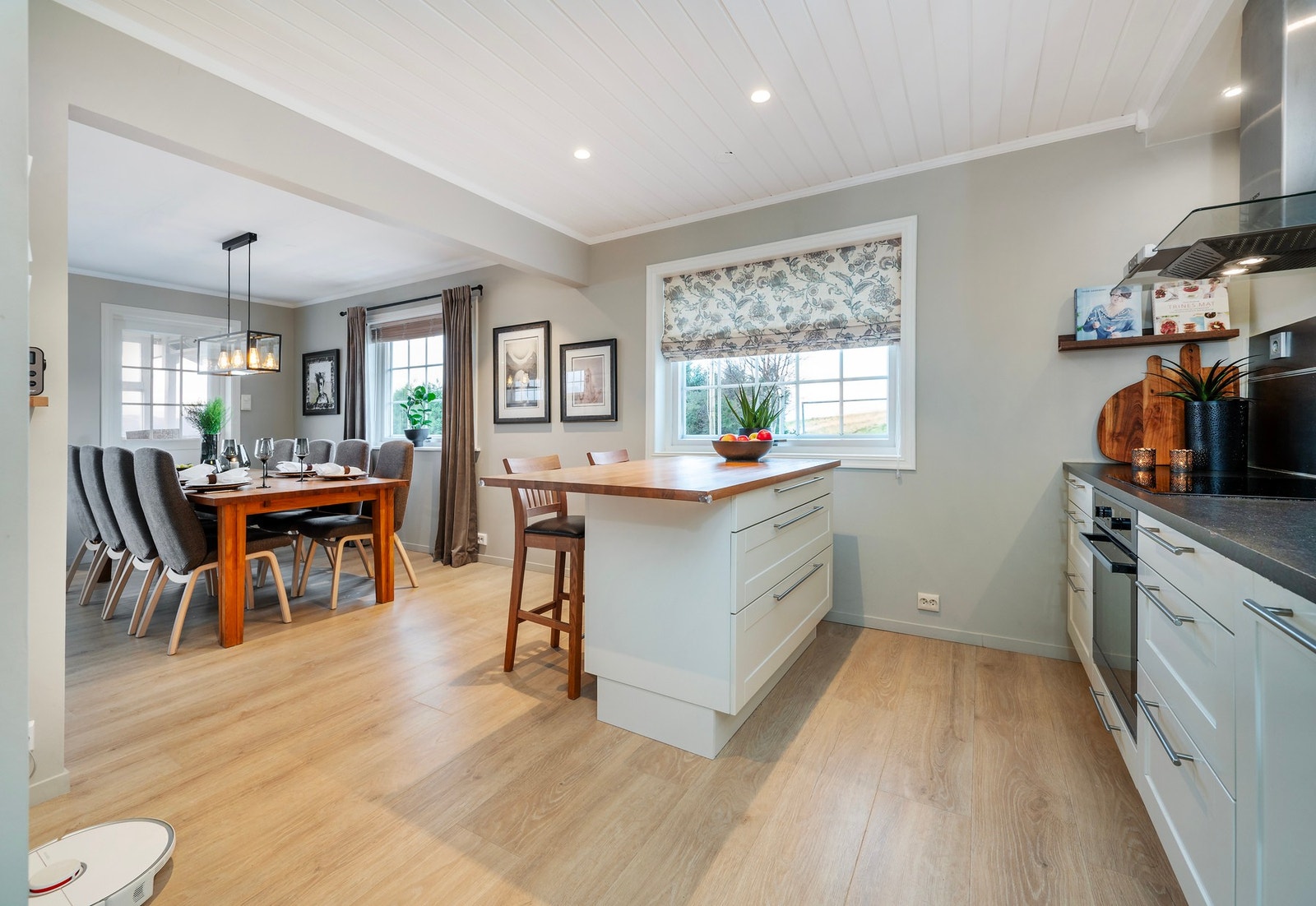 Kjøkkenøy med barkrakker til frokosten. Galleribilde