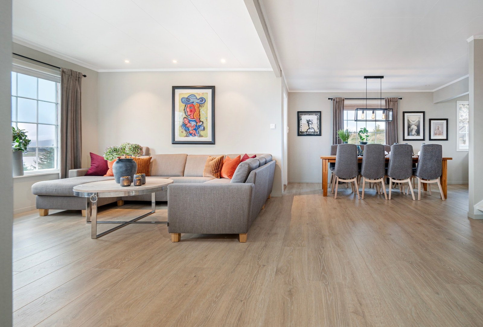 Stor spiseplass mellom stuen og kjøkkenet. Galleribilde