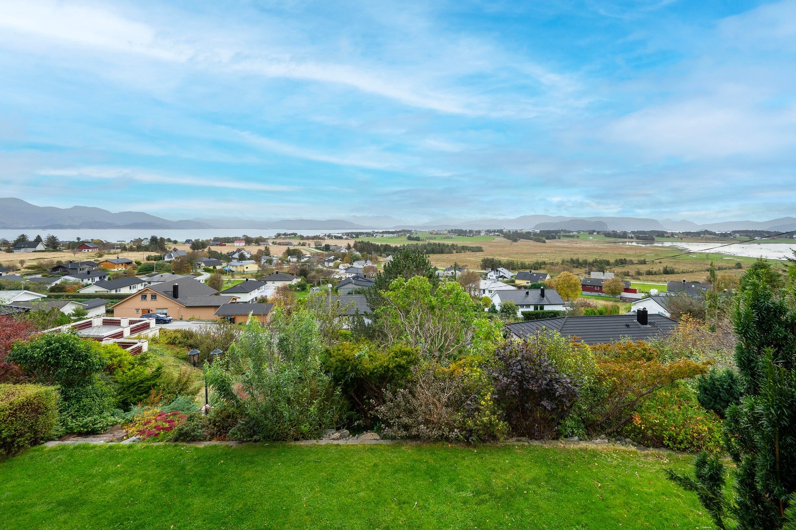 Nydelig utsikt fra boligen og gode solforhold. Galleribilde