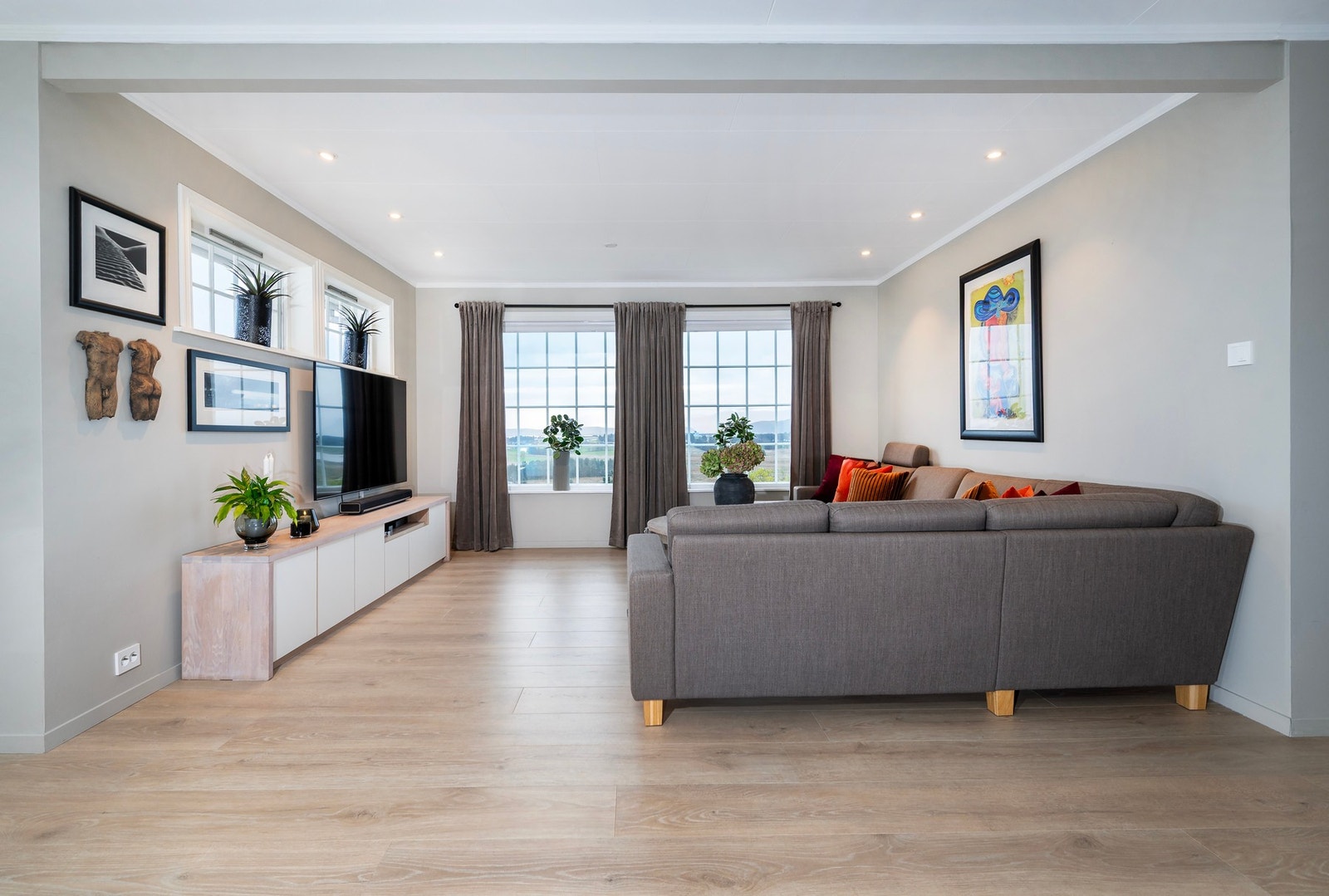 Stuen er enkel å møblere og har fine overflater med bl.a. spotter i himling. Galleribilde