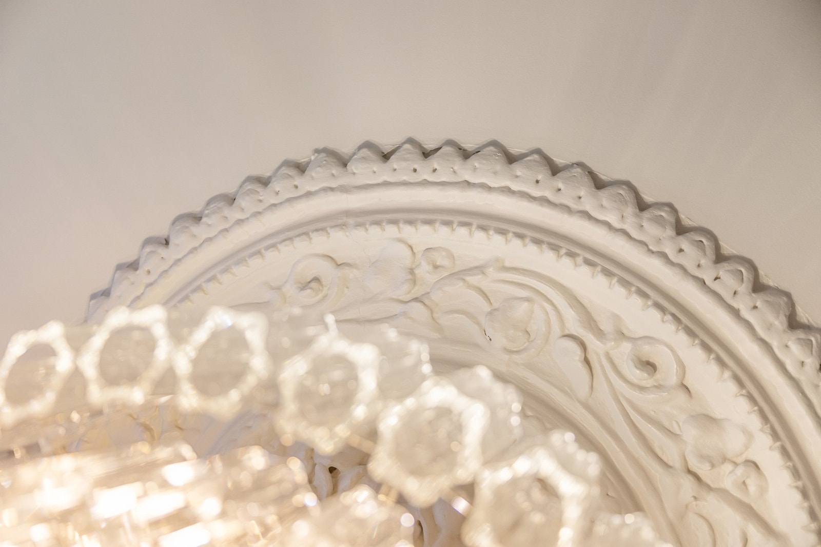 Rosett og stukkatur i himling. Galleribilde