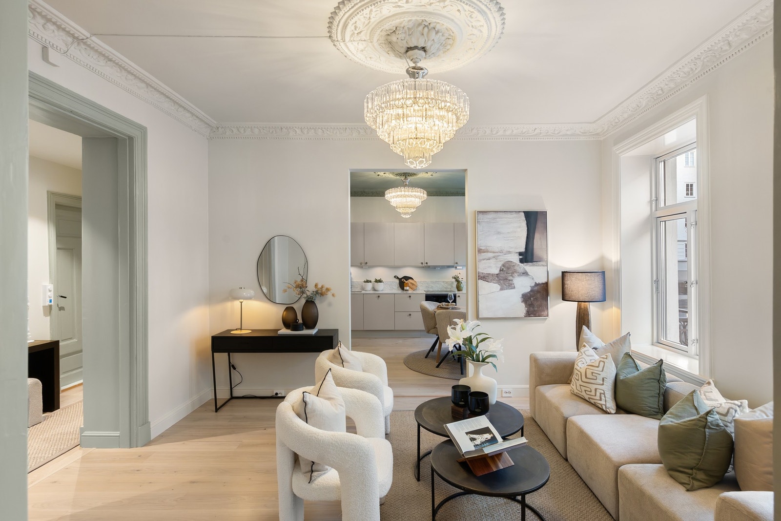 Gjennomgående planløsning med store, gode rom. Galleribilde