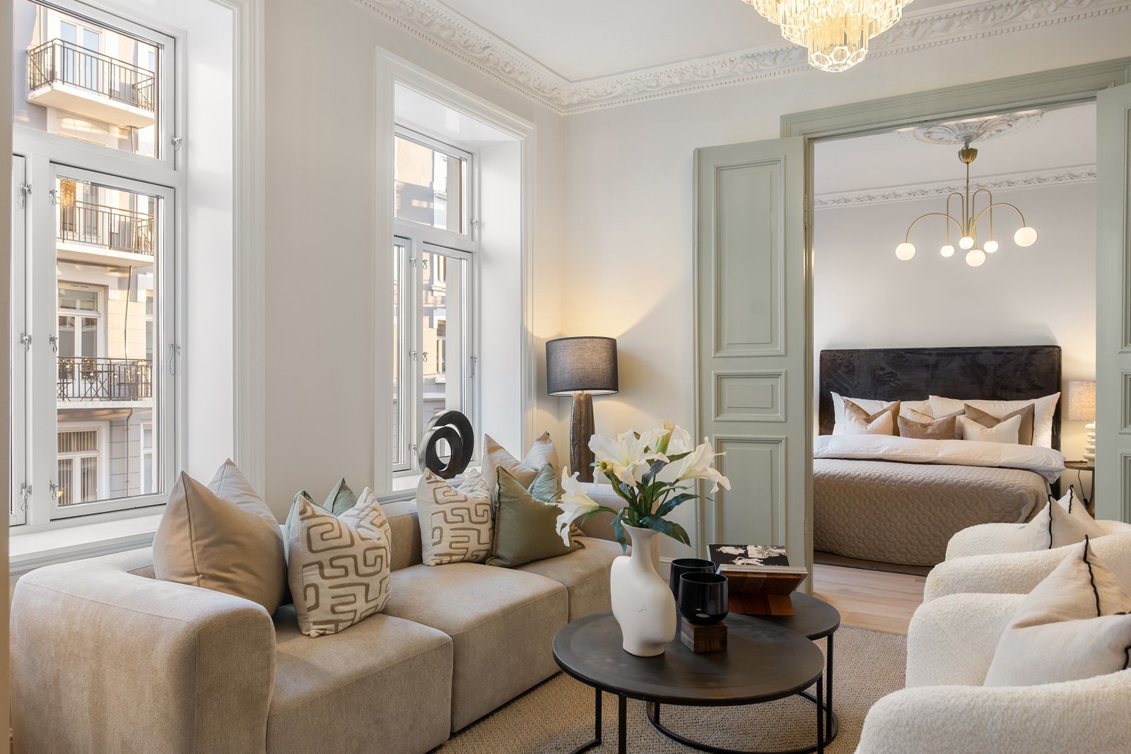 Nydelige, klassiske detaljer. Store vindusflater og masse lys. Galleribilde