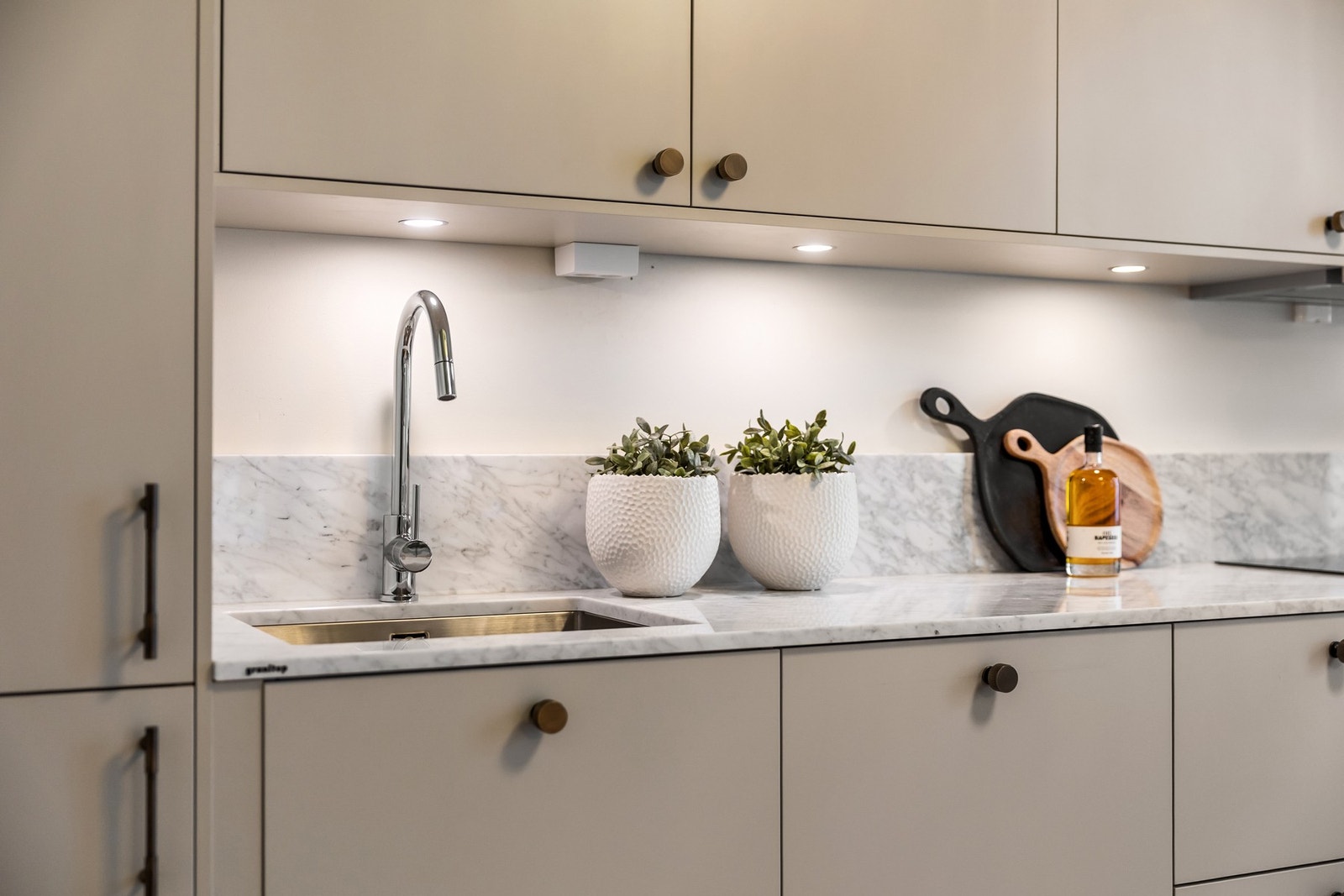 Integrerte hvitevarer består av nedfelt induksjonstopp, oppvaskmaskin, stekeovn og kombinert kjøl/frys. Galleribilde