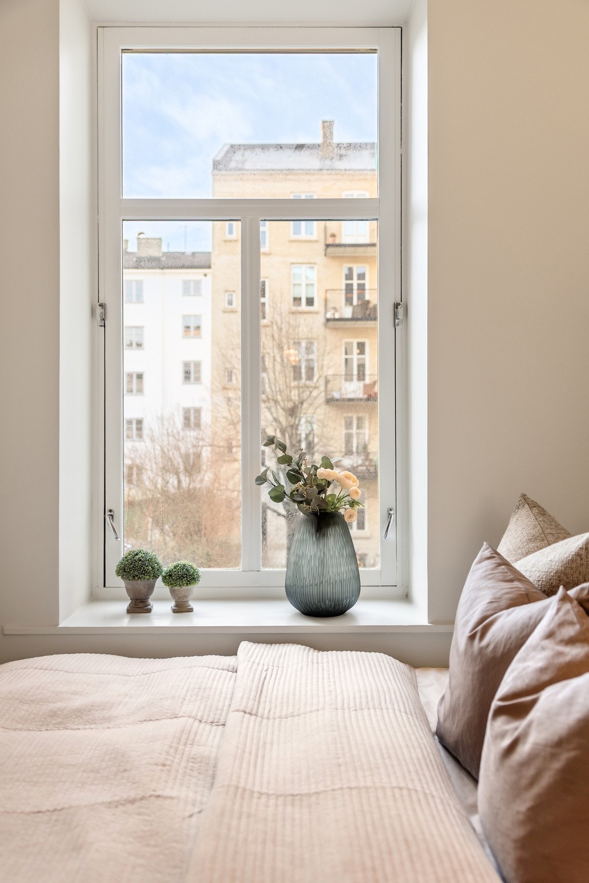 Soverommet vender mot stille og rolig bakgård. Galleribilde