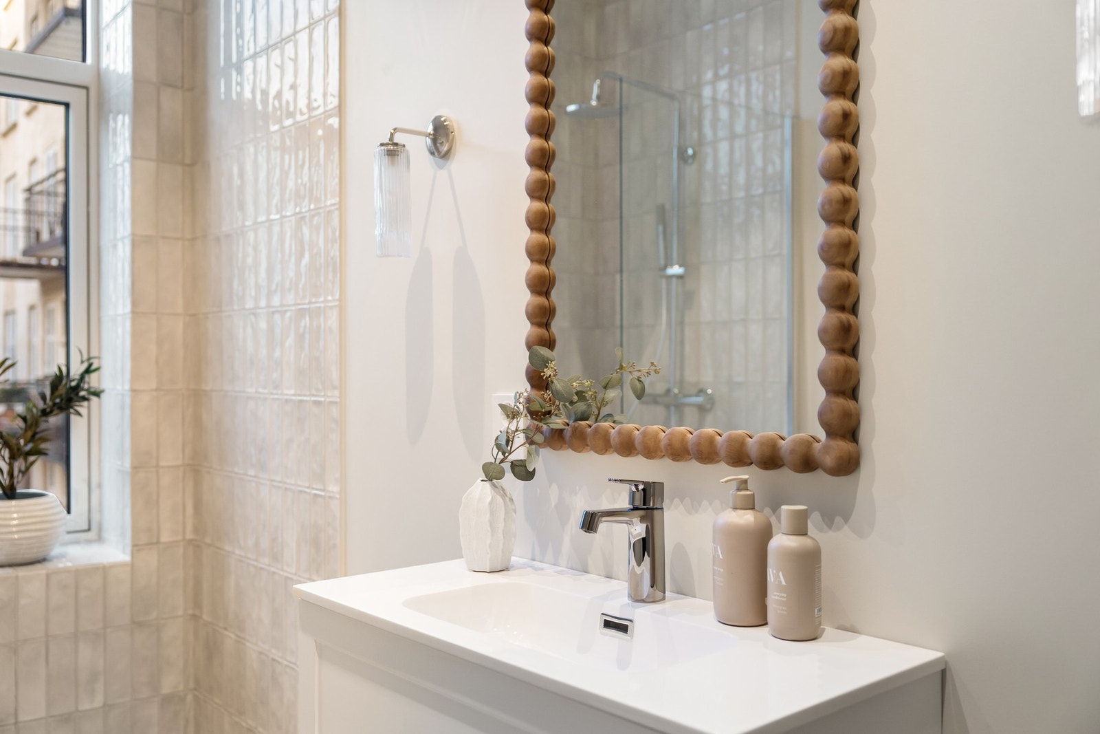 Downlights i himling, varme i gulv, og opplegg for vaskemaskin og tørketrommel. Galleribilde