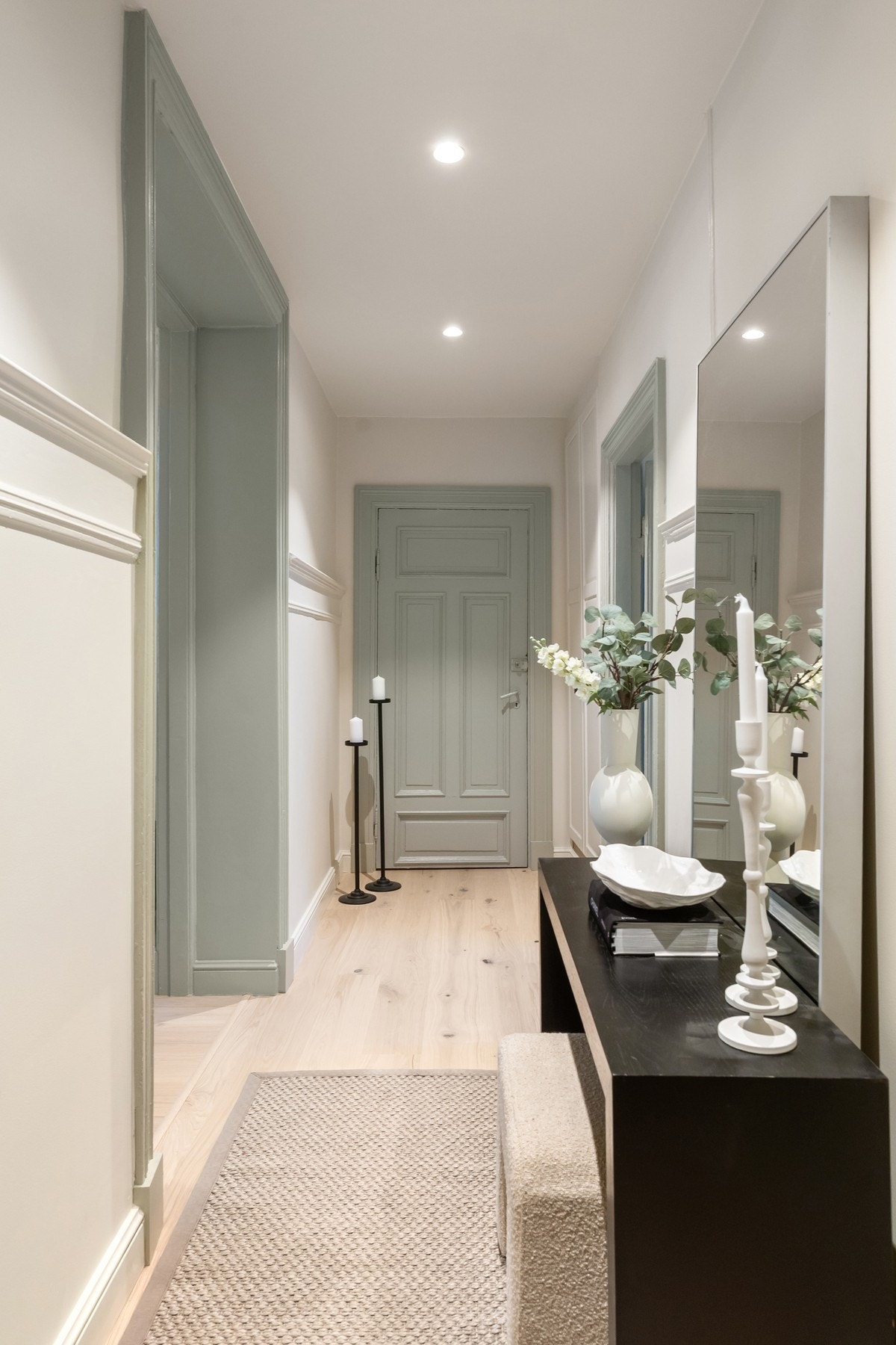 Lys og innbydende entré med god plass til yttertøy og sko. Dørcalling med åpner. Galleribilde