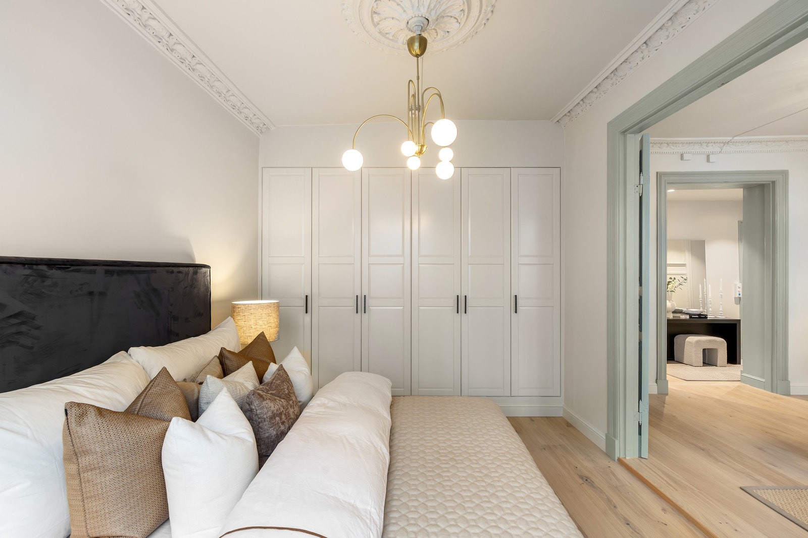 Romslig, plassbygget garderobe med masse oppbevaringsplass. Galleribilde