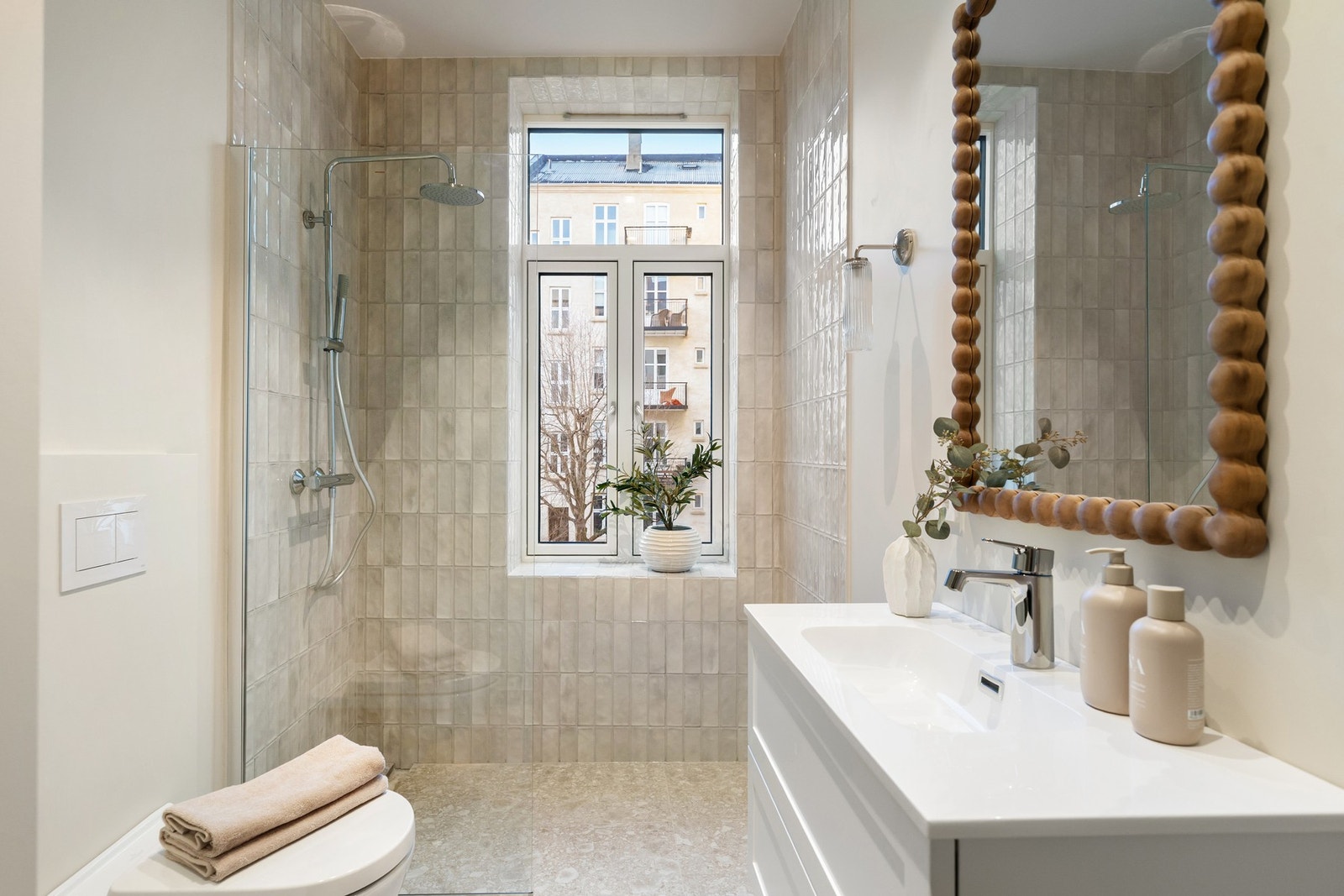 Delikat baderom, renovert i 2025. Galleribilde