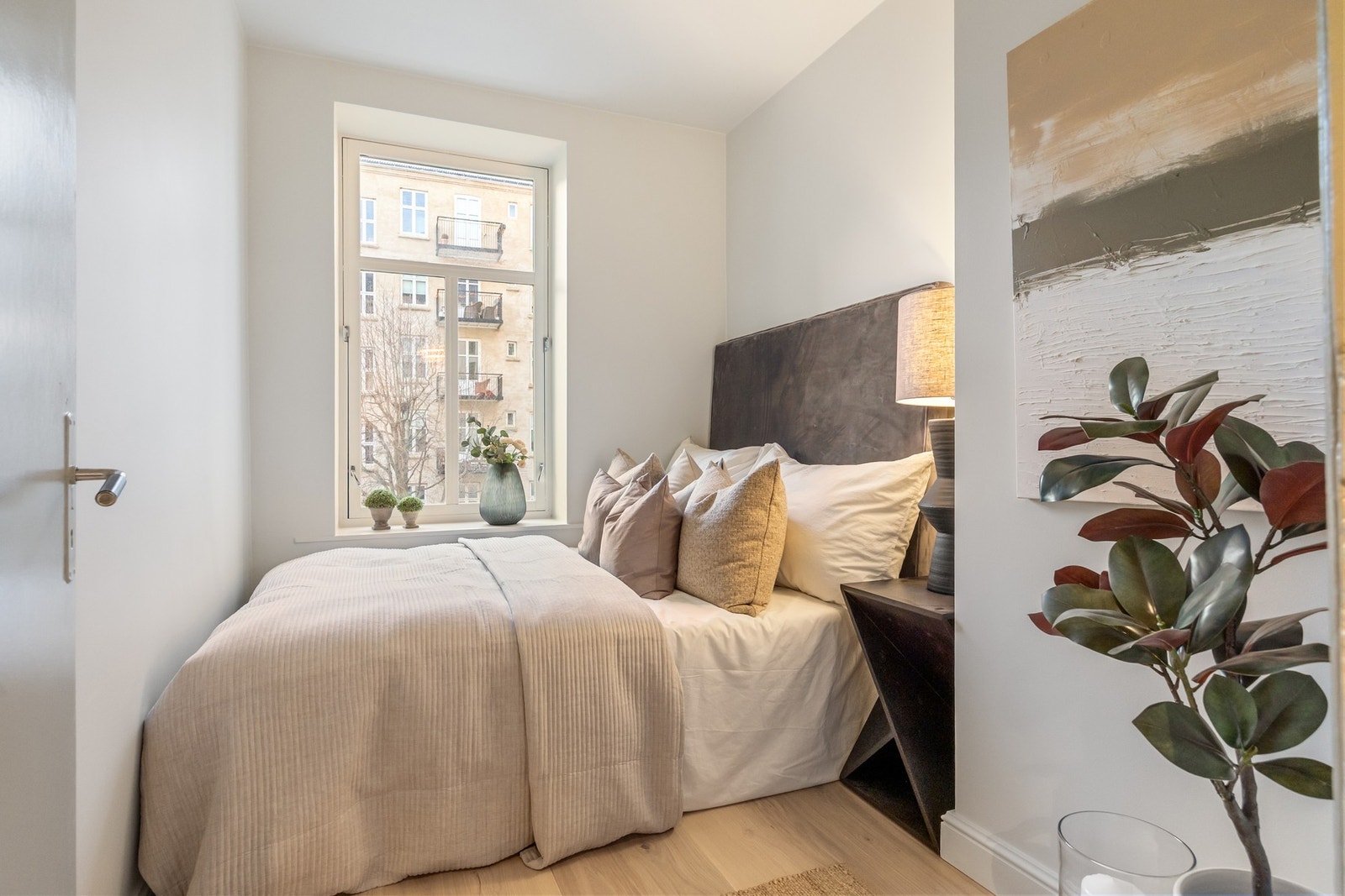 Soverom 2 er av god størrelse, med plass til dobbeltseng og nattbord. Galleribilde