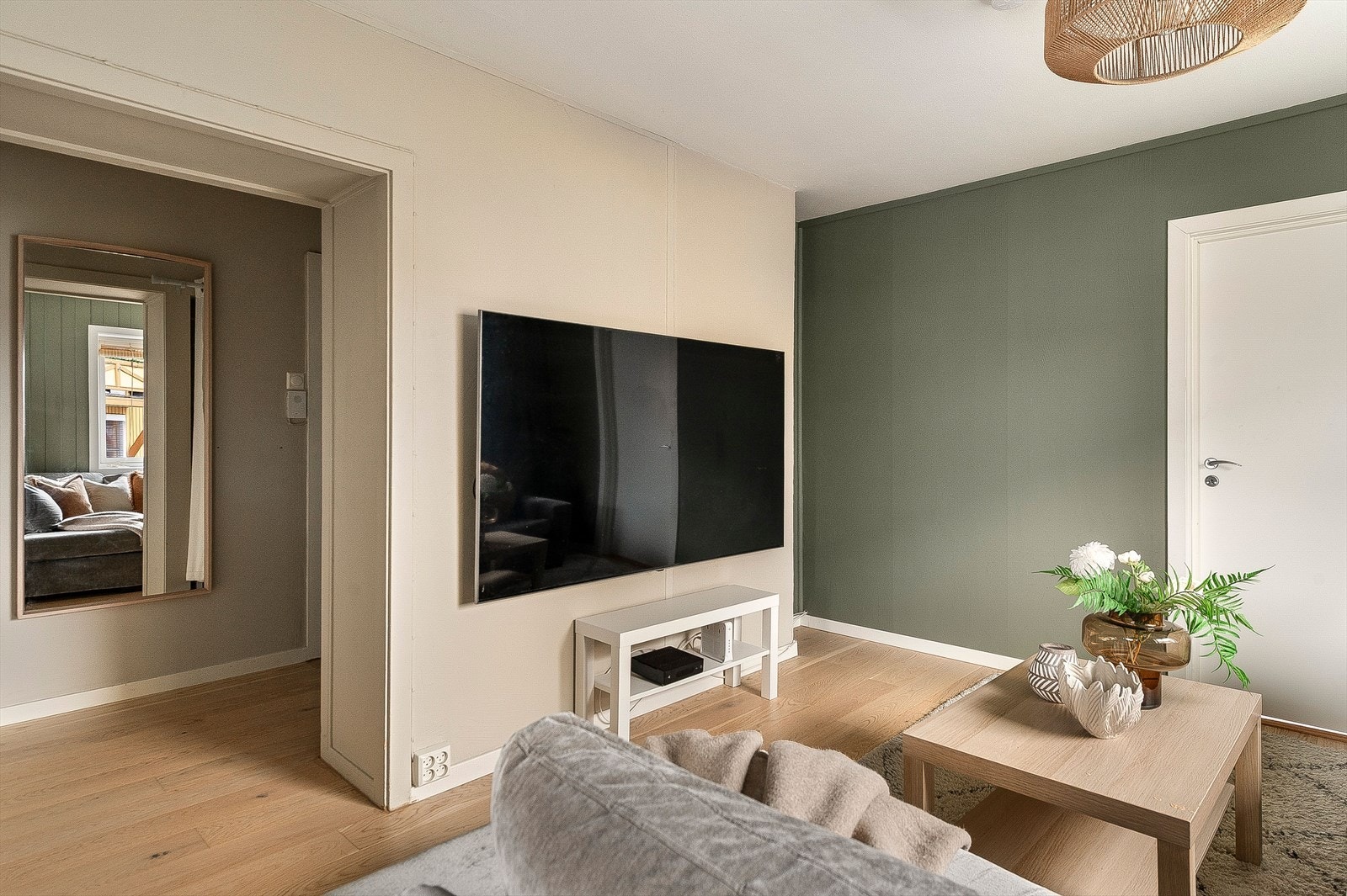 Fra entreen kommer man inn i stue og kjøkken. Galleribilde