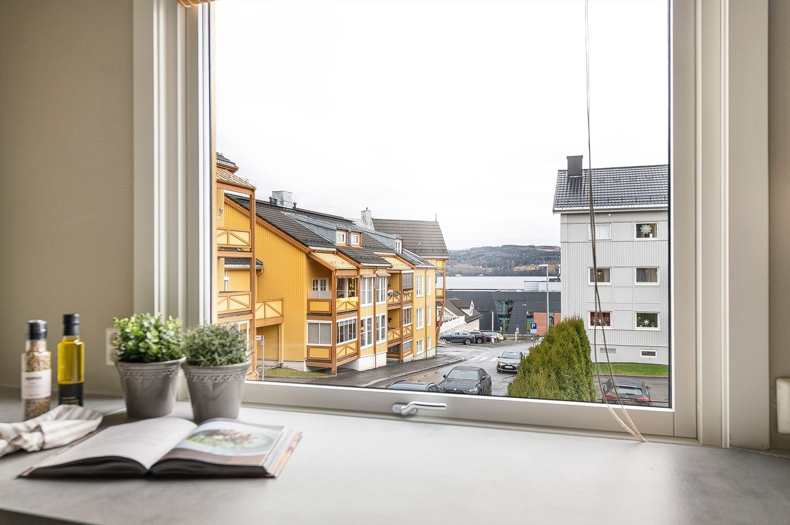 Pent utsyn fra kjøkkenvindu mot Mjøsa. Galleribilde