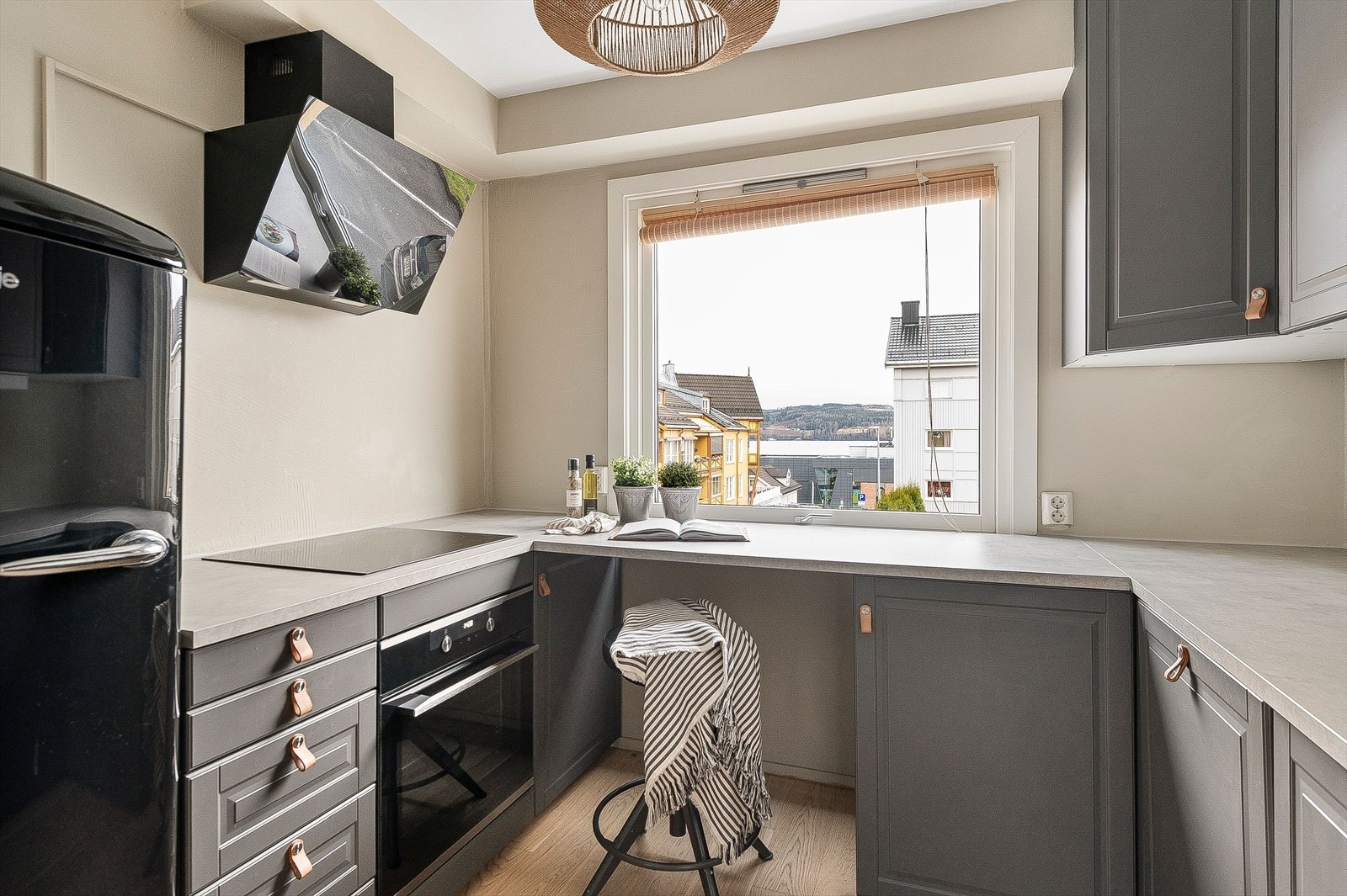 Meget hyggelig kjøkkenkrok med integrert stekeovn og platetopp. Galleribilde