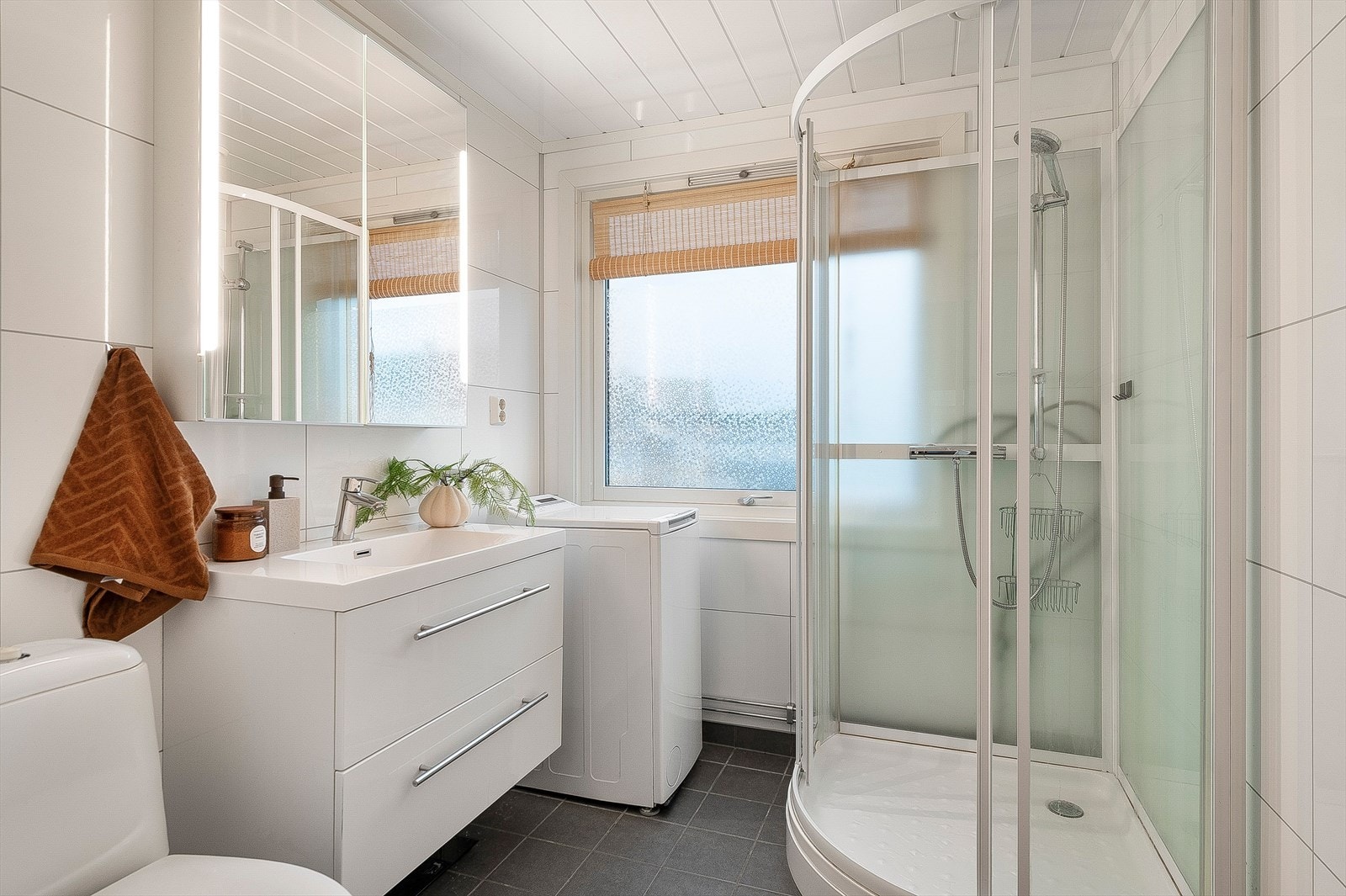 Baderom med gulvvarme og opplegg for vaskemaskin. Galleribilde