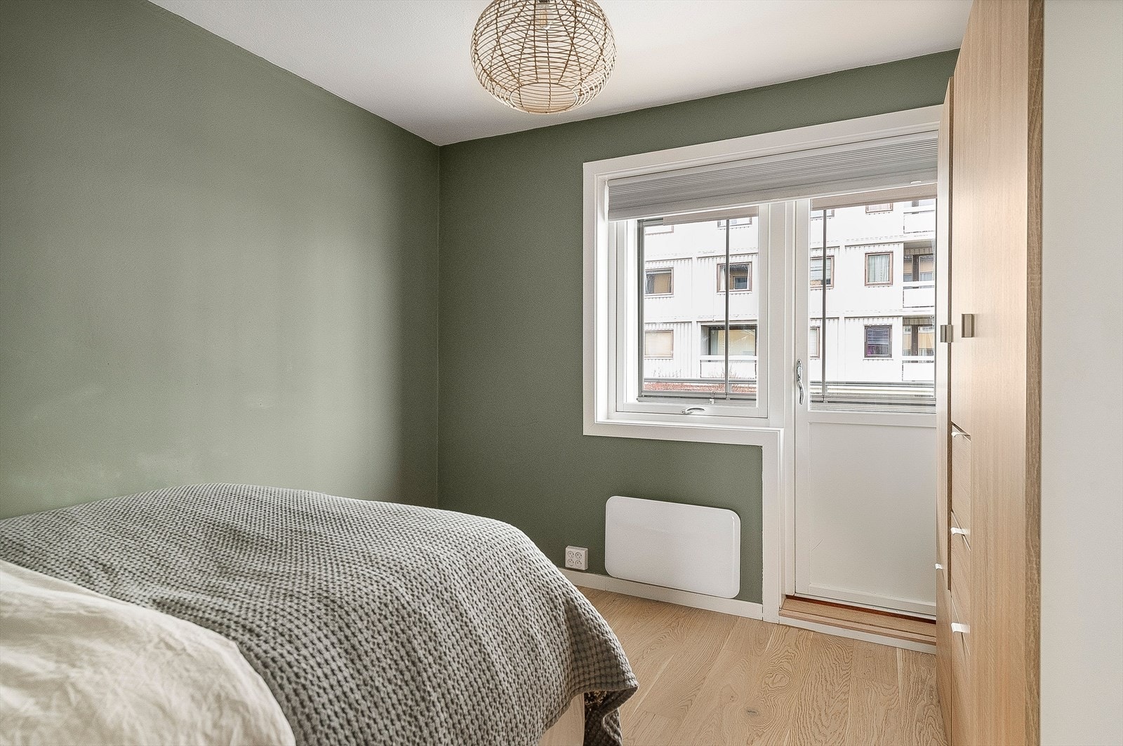 Utgang til innglasset balkong. Galleribilde