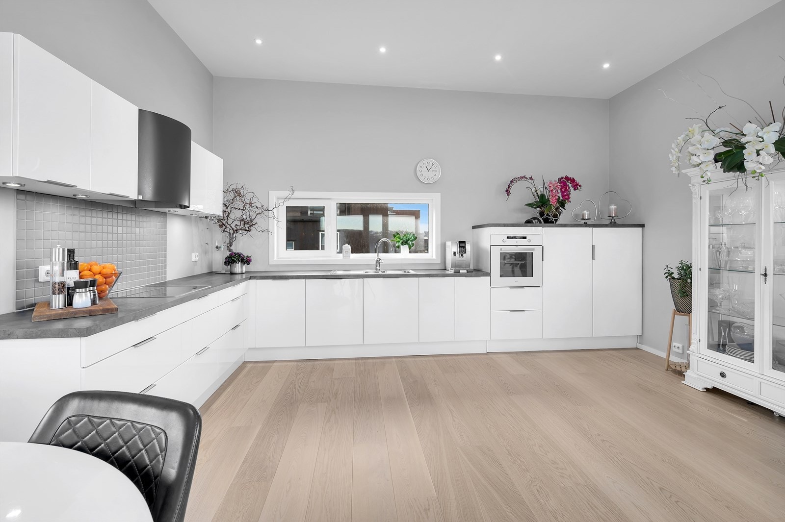 Hvitevarer er integrert i innredningen som er levert av AUBO kjøkken Galleribilde