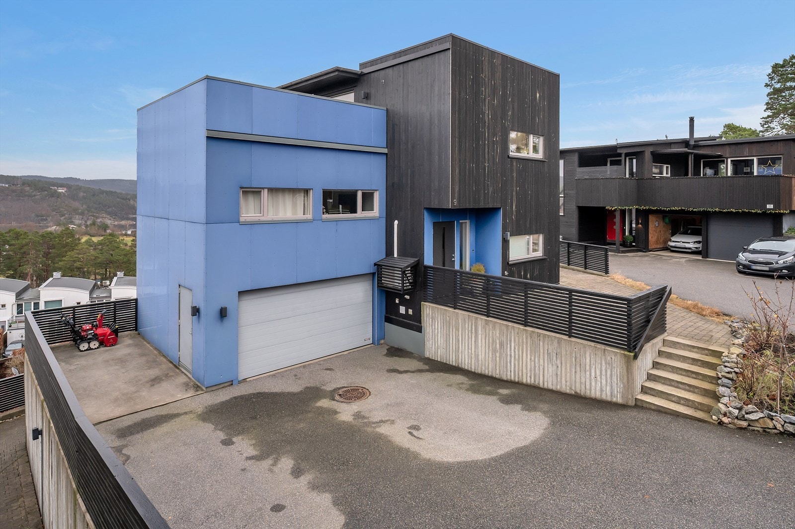 Romslig garasje og flere biloppstillingsplasser på eiendommen Galleribilde