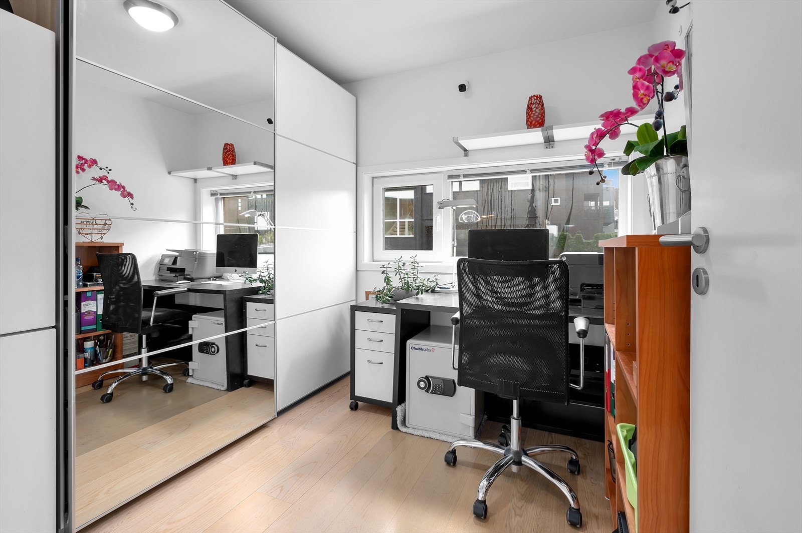 Soverom 3 med stor skyvedørsgarderobe. Rommet er innredet som kontor Galleribilde